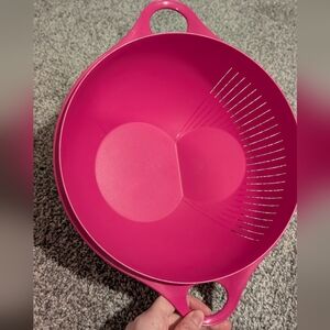 Tupperware 3.75L Pink Colander with Handle